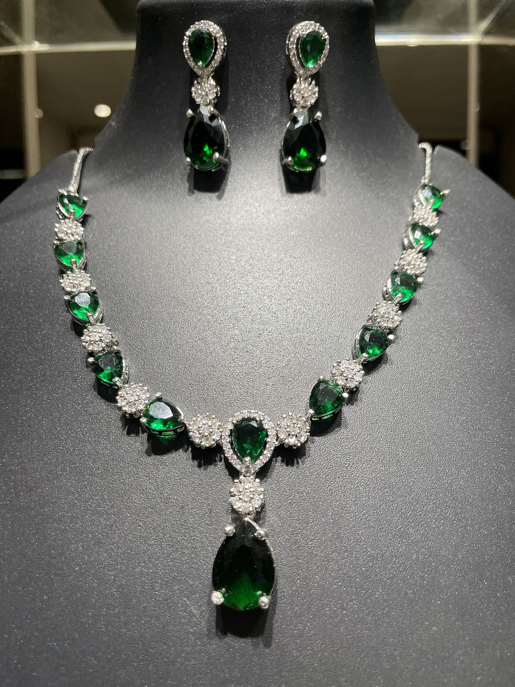 Imperial Emerald Pear Set - Zari and Zevar