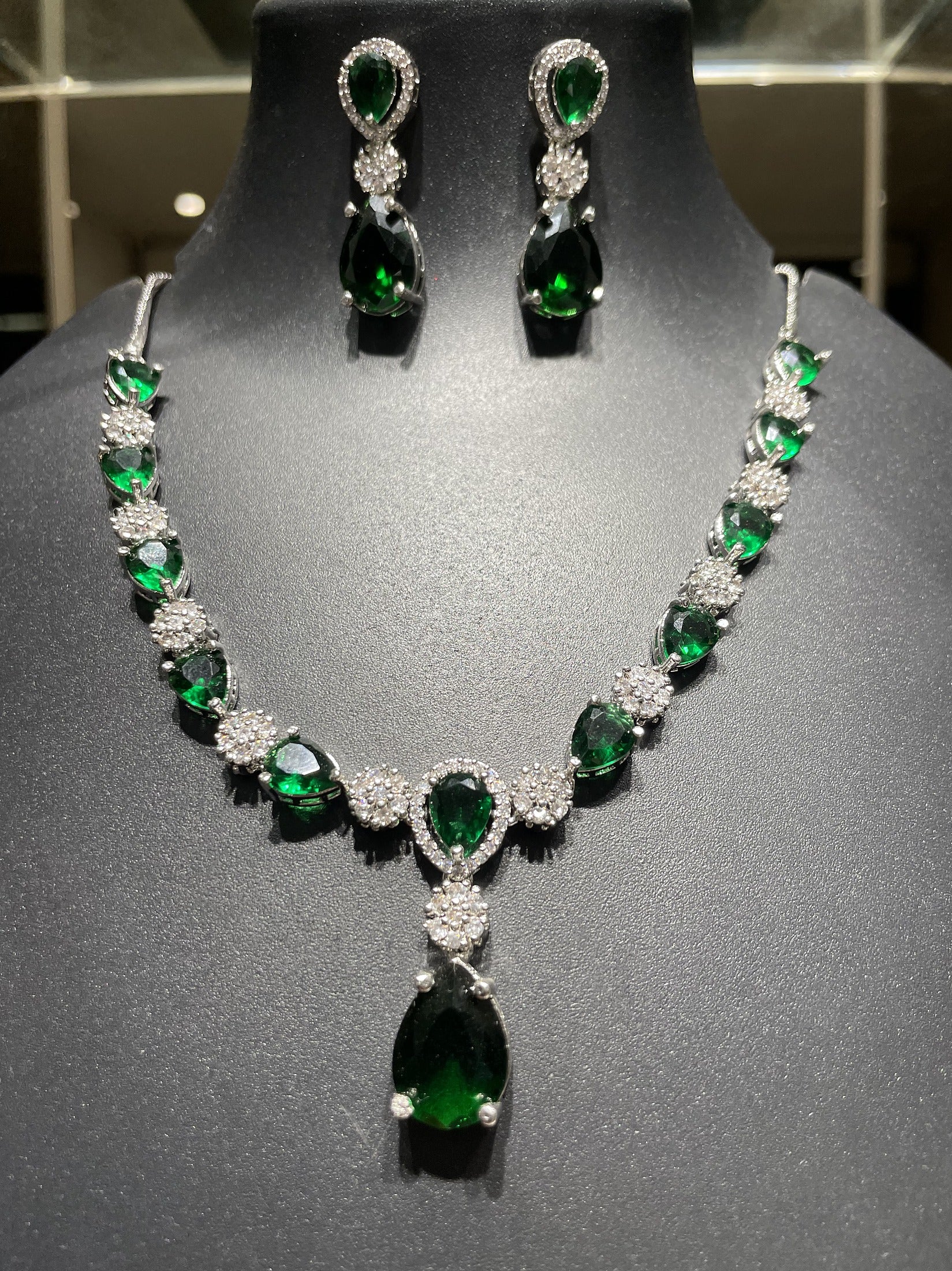 Imperial Emerald Pear Set - Zari and Zevar